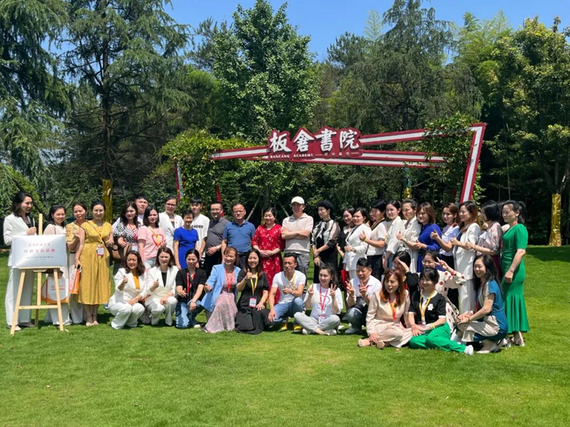 【萬合恒業(yè)學(xué)堂-培訓(xùn)實(shí)訓(xùn)基地】在楊昌濟(jì)先生故鄉(xiāng)開慧鎮(zhèn)板倉書院正式揭牌。同日萬合第40屆【國際說服力銷講】開班